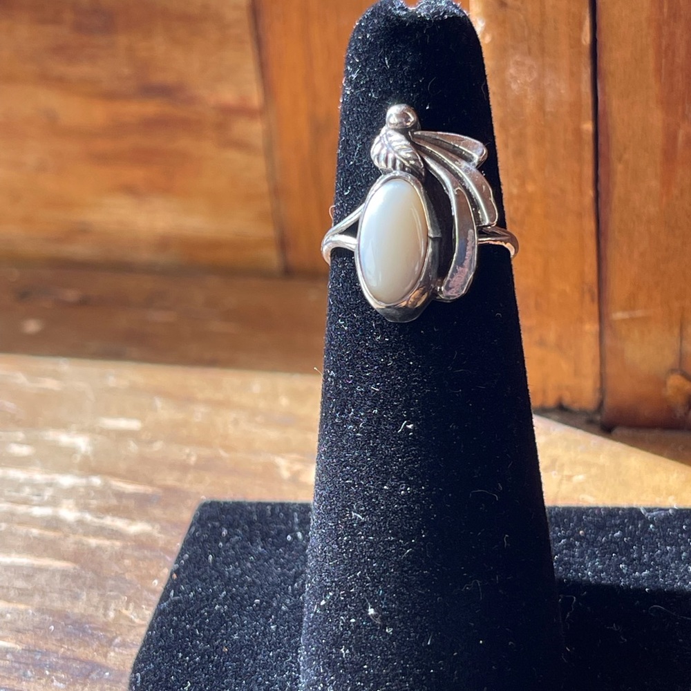 Vintage pink mother of pearl ring - Picture 2 of 7